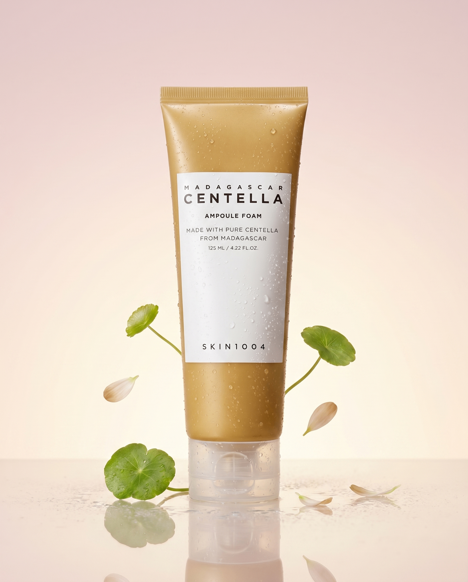 SKIN1004 Madagascar Centella Ampoule Foam sur fond pastel.