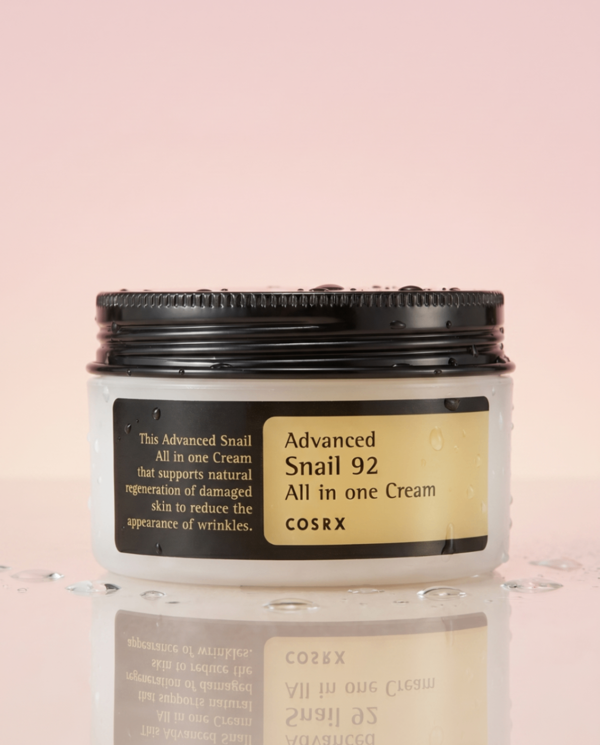 COSRX Advanced Snail 92 All In One Cream sur fond pastel.