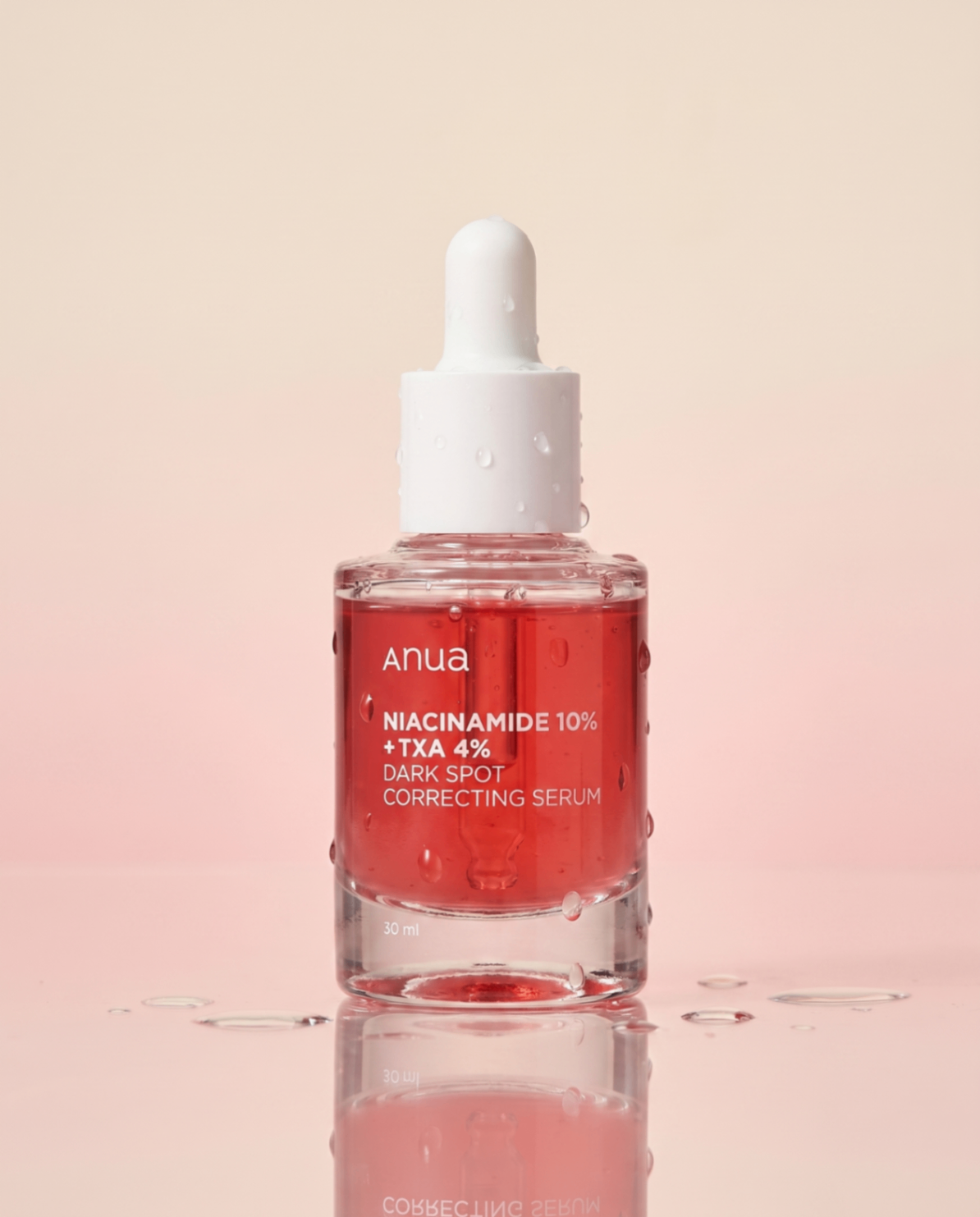 Anua Niacinamide 10% + TXA serum sur fond pastel.