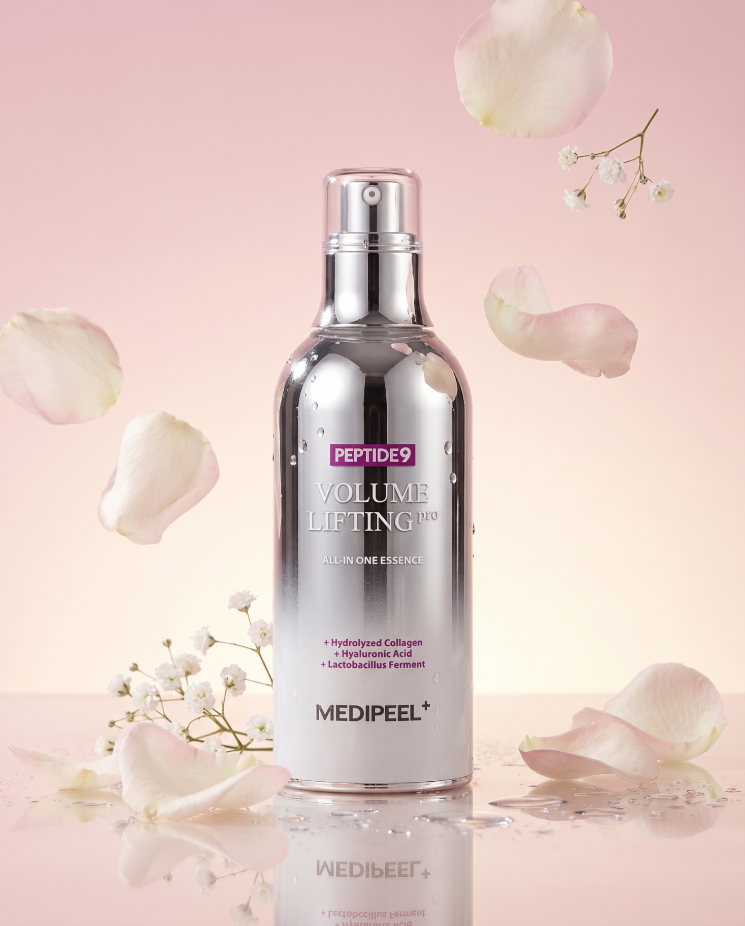 Medi-Peel Peptide 9 Volume Lifting Pro All-In-One Essence sur fond pastel.