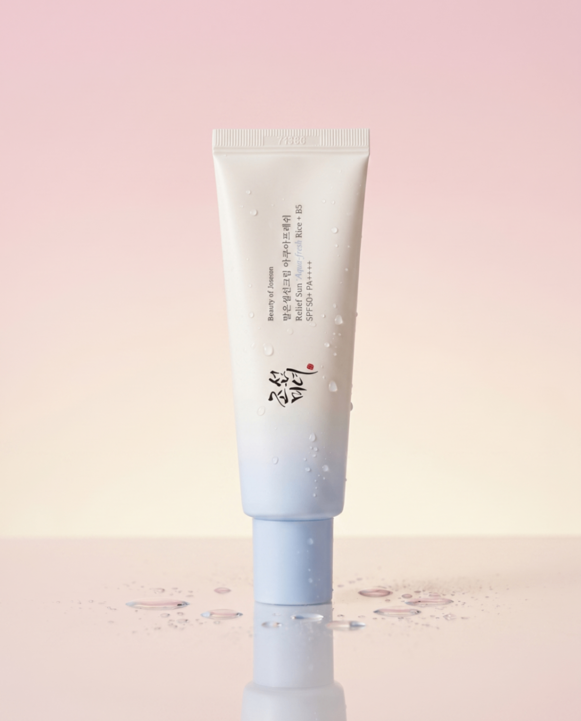 Beauty of Joseon Relief Sun SPF50+ sur fond pastel.