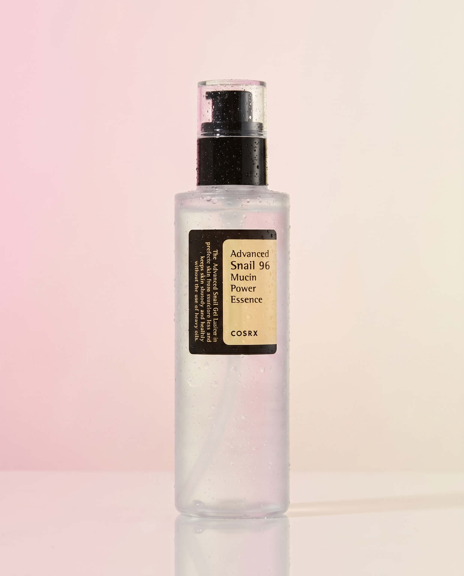 COSRX Advanced Snail 96 Mucin Essence sur fond pastel.