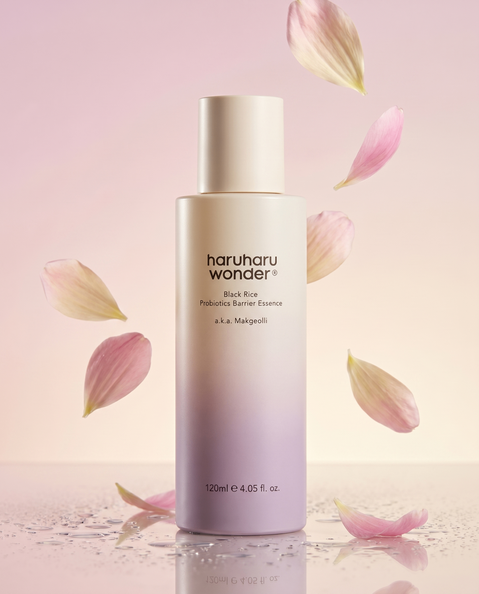 Haruharu Wonder Black Rice Hyaluronic Barrier Essence sur fond pastel.