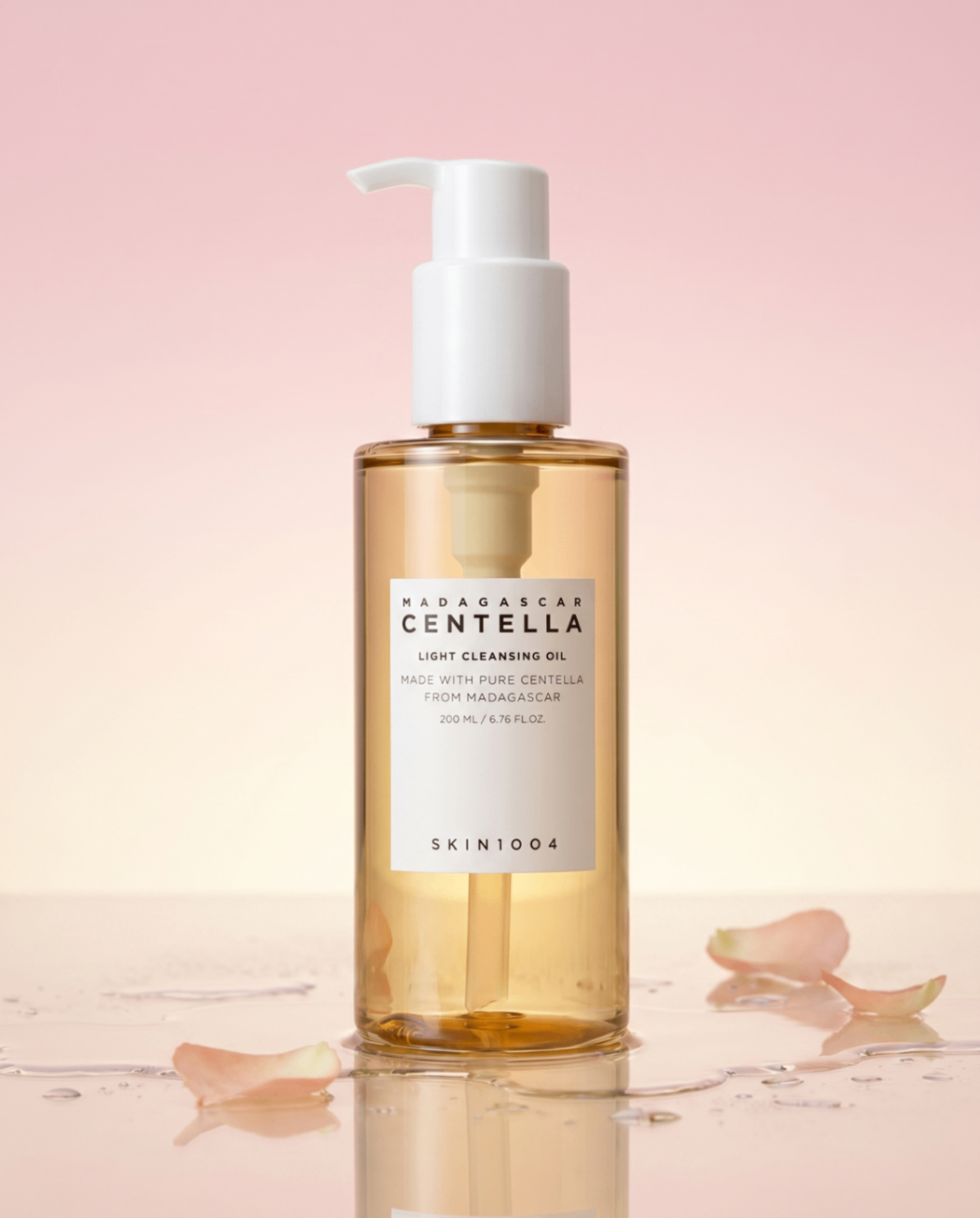 SKIN1004 Madagascar Centella Light Cleansing Oil sur fond pastel.