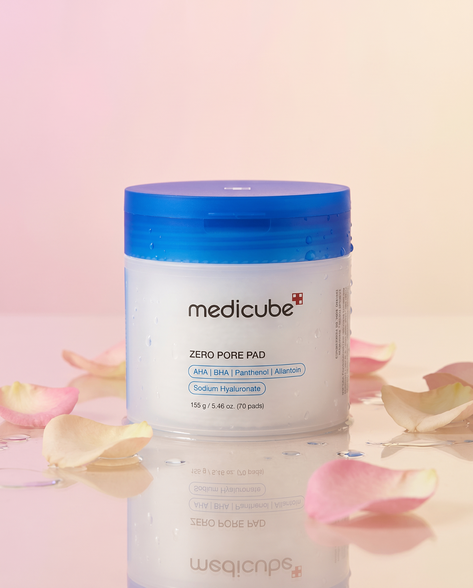 Medicube Zero Pore Pad sur fond pastel.