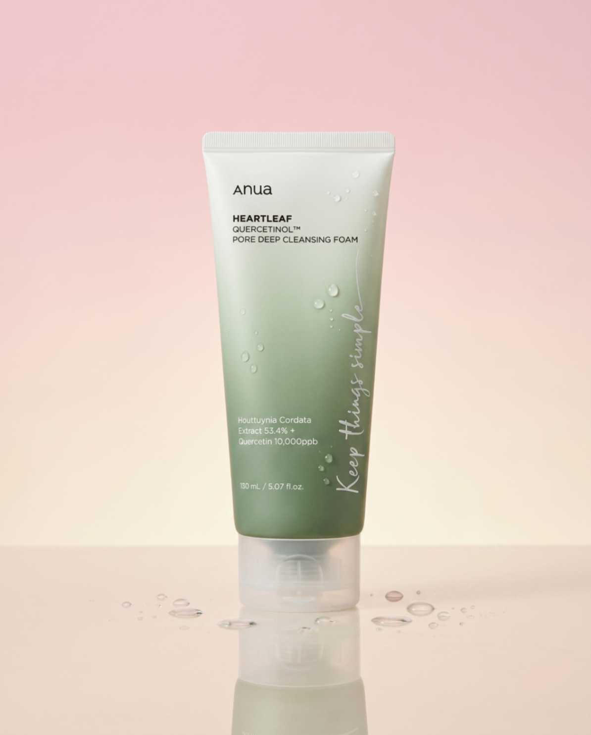 Anua Heartleaf Quercetinol Cleansing Foam sur fond pastel.
